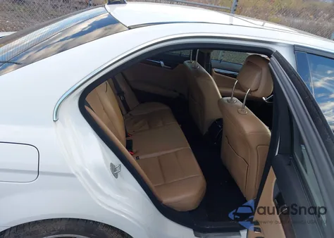 2013 Mercedes-Benz C 300 Sport 4Matic z USA, uszkodzony, nr VIN WDDGF8AB8DR266742